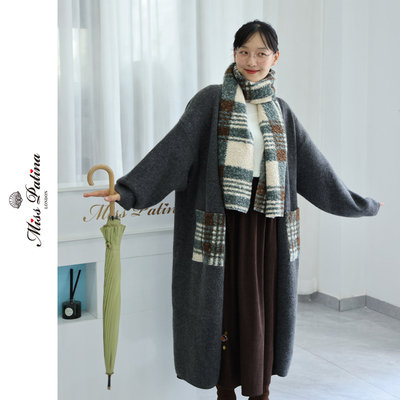 MP灰色长款针织外套搭配格子围巾