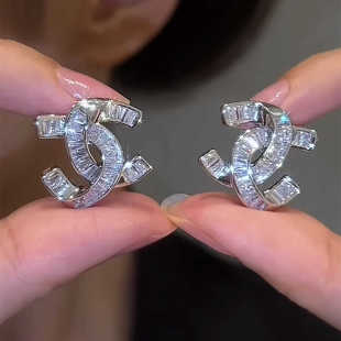 几何不规则锆石字母耳环高级感轻奢名媛小众设计耳钉新款气质耳饰