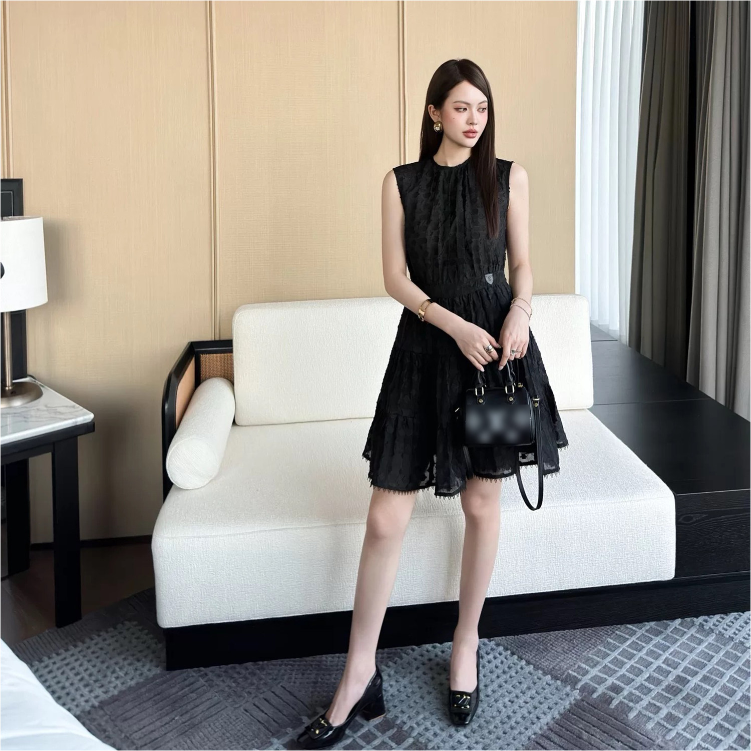 轻熟风黑色无袖四叶草刺绣蕾丝连衣裙女显瘦小众气质裙子