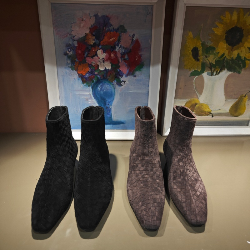 卡斯丹2025秋欧货新款胎牛皮编织尖头短靴女粗跟方头百搭时装短靴