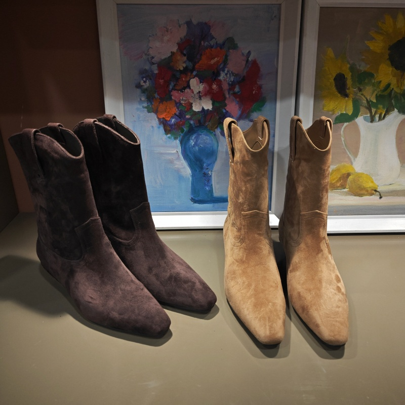 卡斯丹2025秋欧货新款羊猄皮复古骑士靴女平底尖头粗筒英伦风短靴