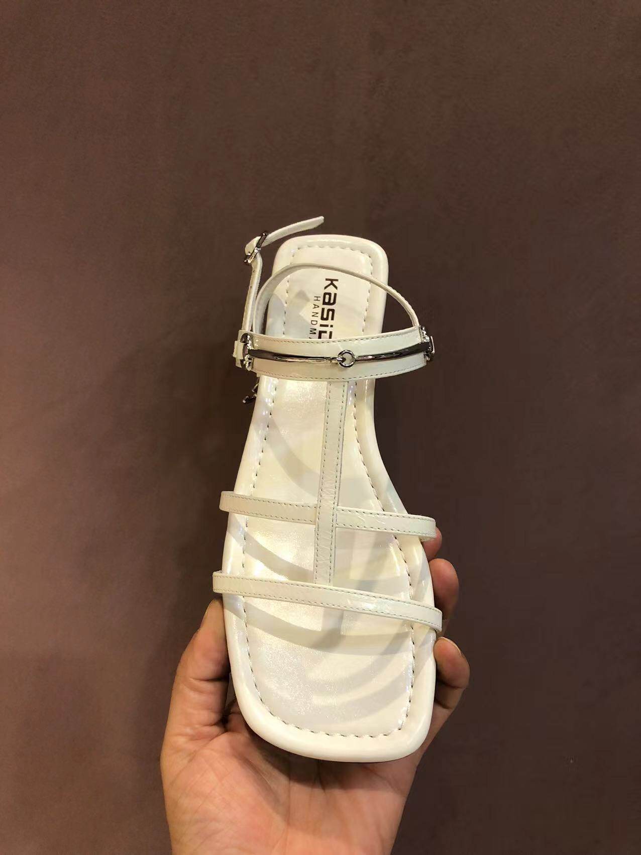 小众凉鞋女2024夏季新款一字扣带镂空罗马平底鞋欧美简约风配裙子