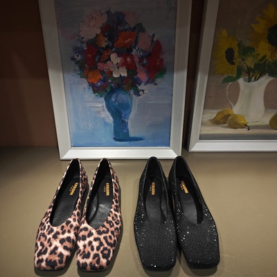 卡斯丹2026新款欧货真丝布水钻平底女鞋豹纹方头平跟浅口百搭单鞋