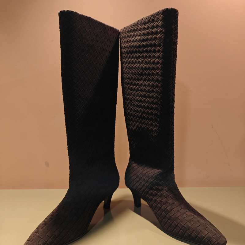卡斯丹2025秋欧货新款胎牛绒编织低跟尖头高靴细跟小跟套筒时装靴