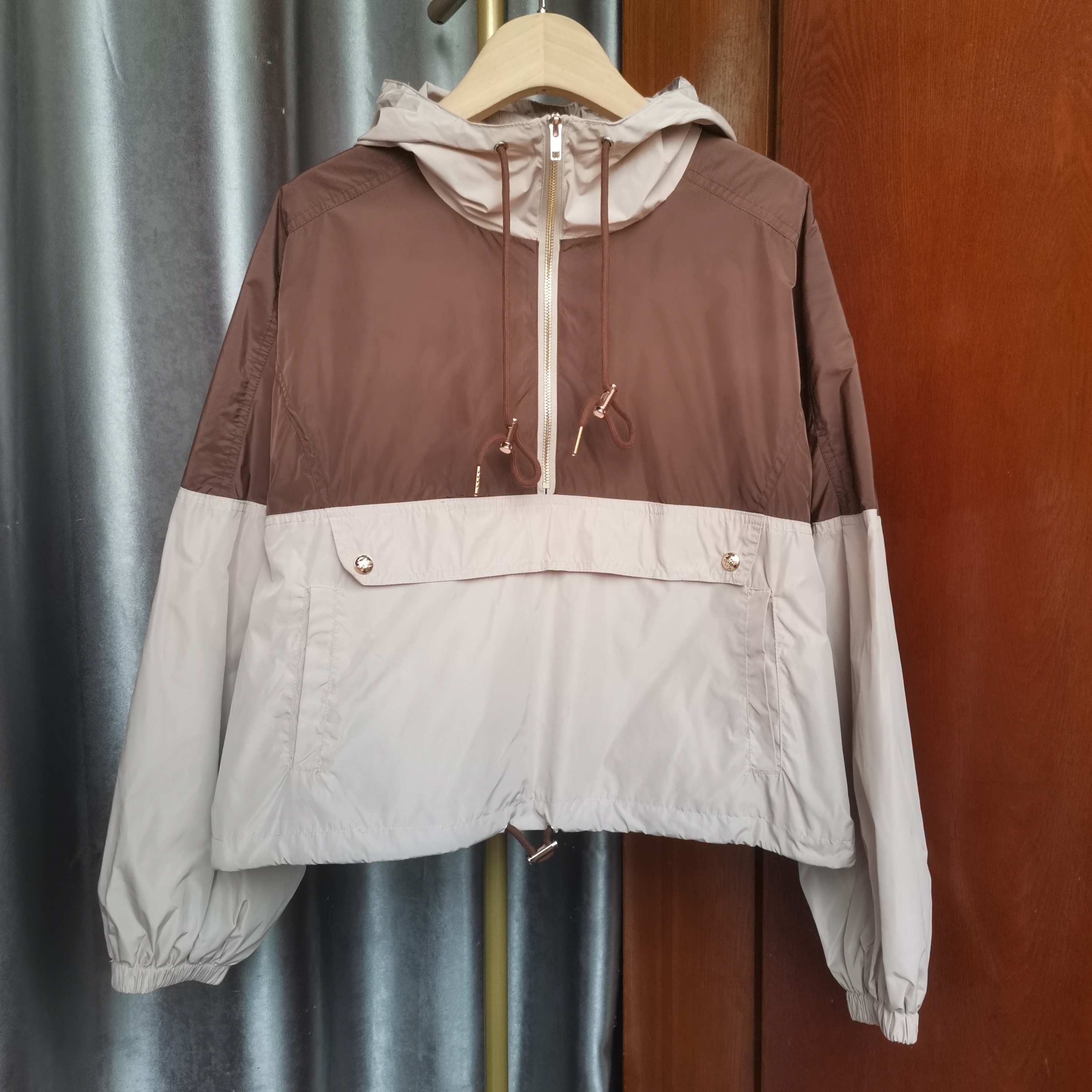 撞色拼接抽绳连帽短款外套女宽松休闲冲锋衣户外长袖防晒衣上衣