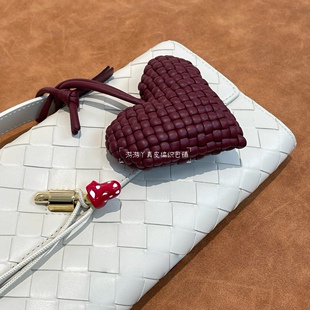 时尚潮流2025新款百搭爱心挂件钥匙扣包包挂饰真皮编织包挂件挂饰