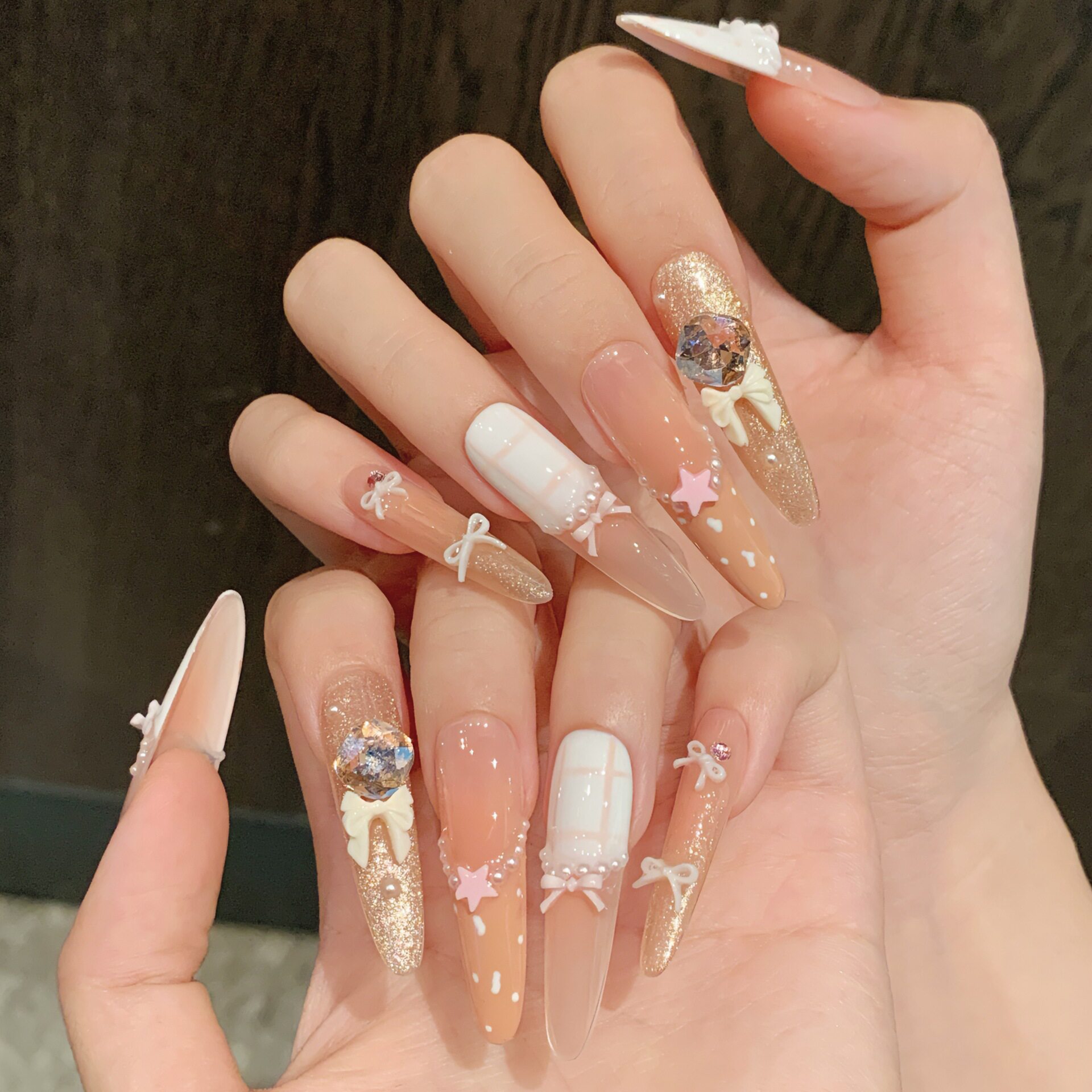 甜心蝴蝶结小熊带钻美甲