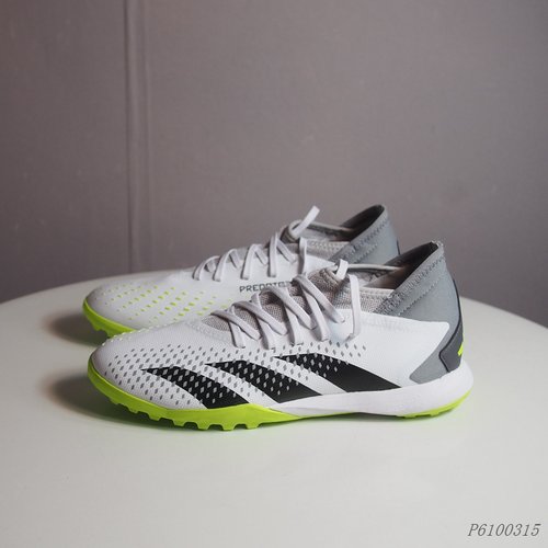 适合瘦脚型一脚蹬碎钉足球鞋