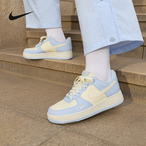 NIKE耐克女鞋空军一号运动鞋AIR FORCE 1奶油白蓝板鞋IV3222-400