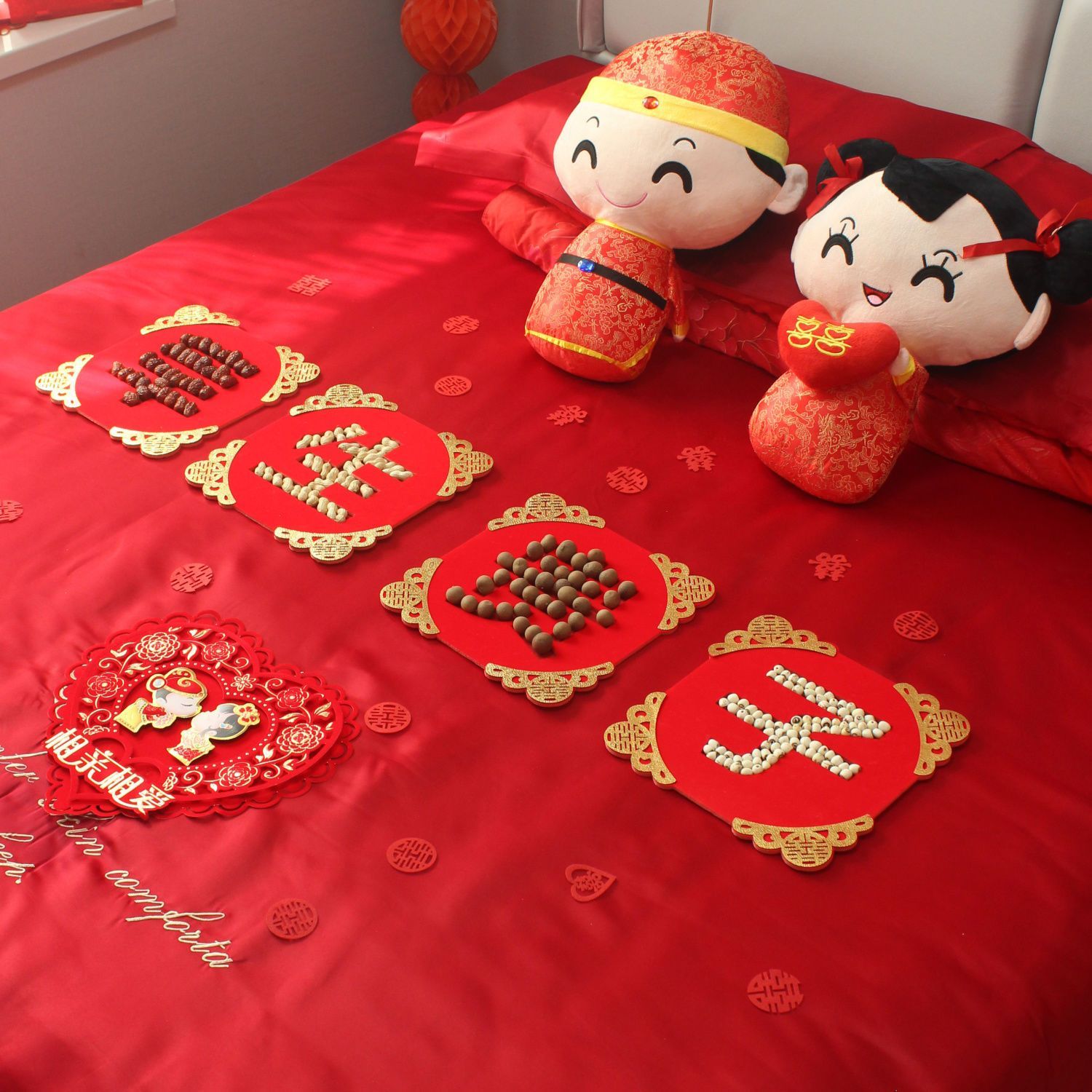 早生贵子床上摆件婚礼布置装饰婚房男方结婚用品压床娃娃干果组合