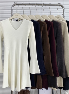 浅白色喇叭袖针织连衣裙女2026秋冬季大衣内搭V领包臀毛衣蓬蓬裙