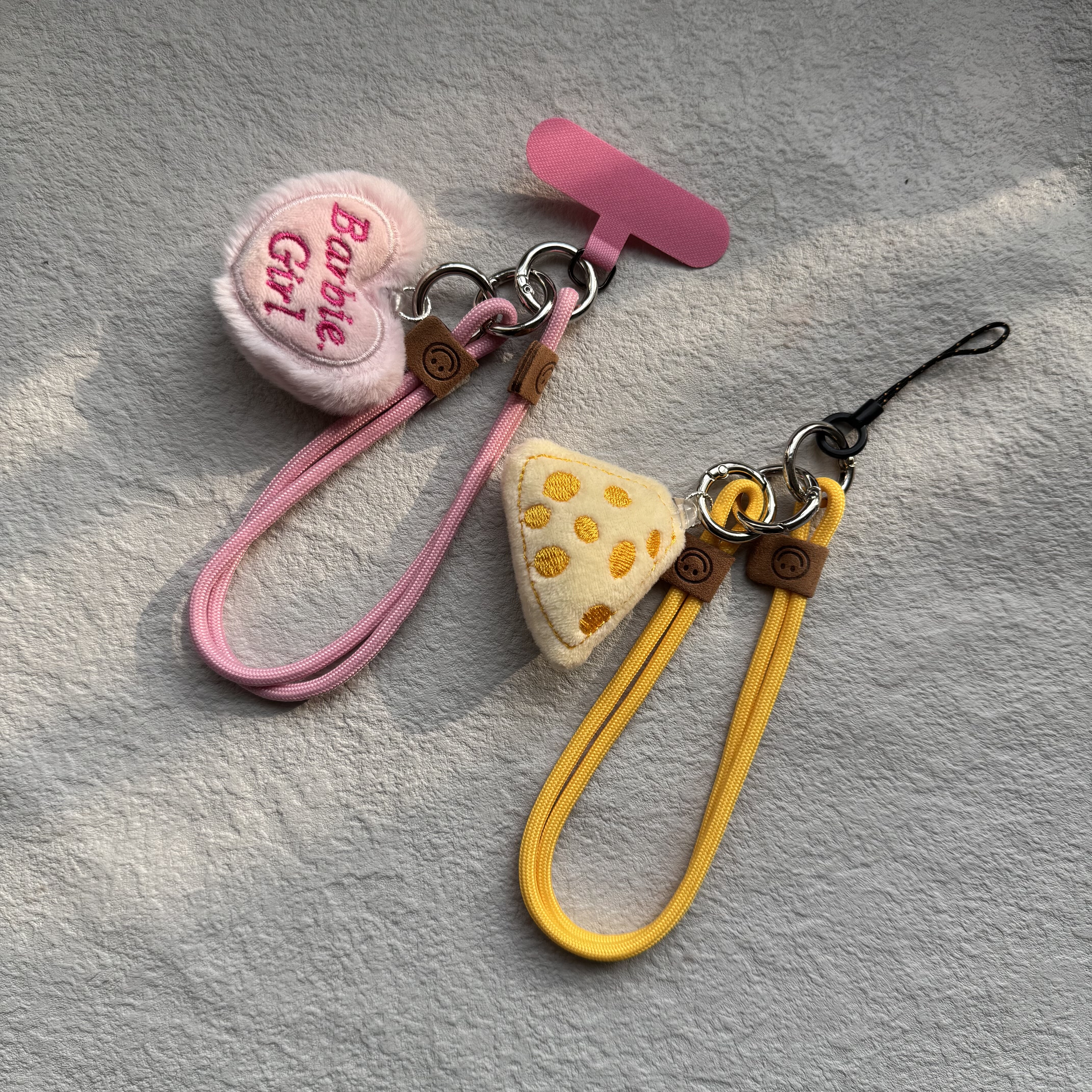 可爱毛绒字母爱心手机挂件短款手腕绳包包挂饰防丢防摔相机手机壳