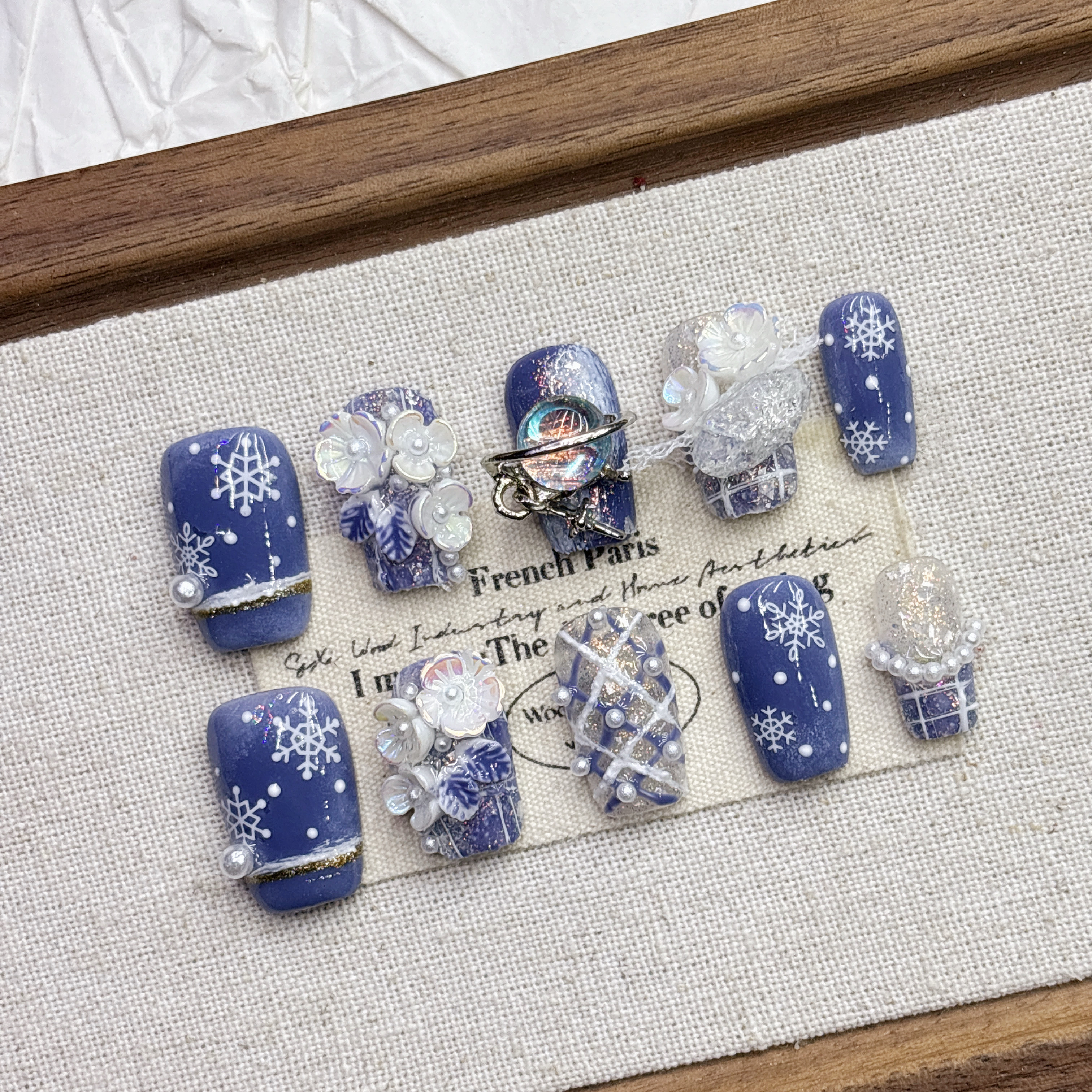 秋冬新品2025新年雪花纯手工穿戴甲高级感显白美甲短方梯款中杏仁