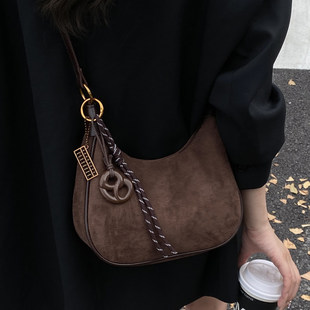 日本GK复古麂皮绒月牙小包包女新款时尚磨砂腋下包百搭单肩斜挎包