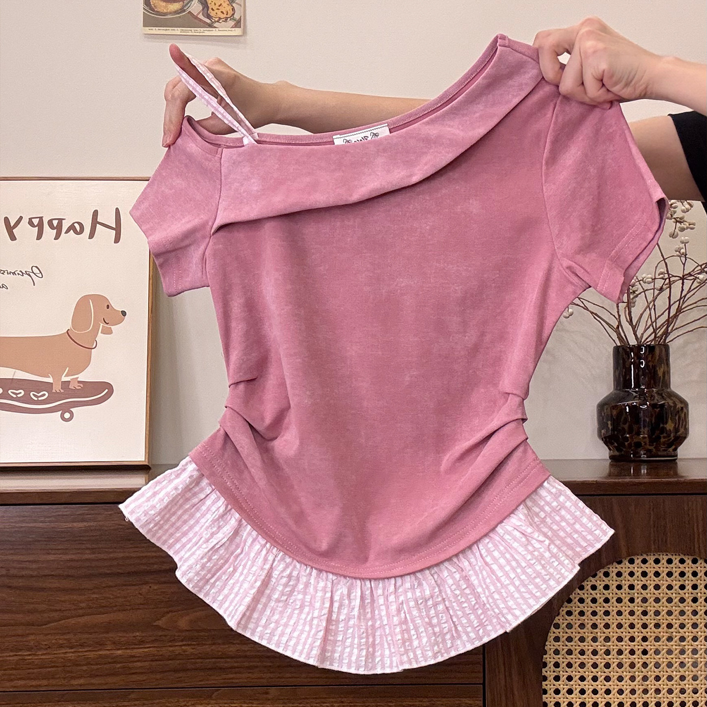 奶油的宇宙 格纹荷叶边拼接粉色扎染斜肩短袖T恤女甜美收腰小上衣