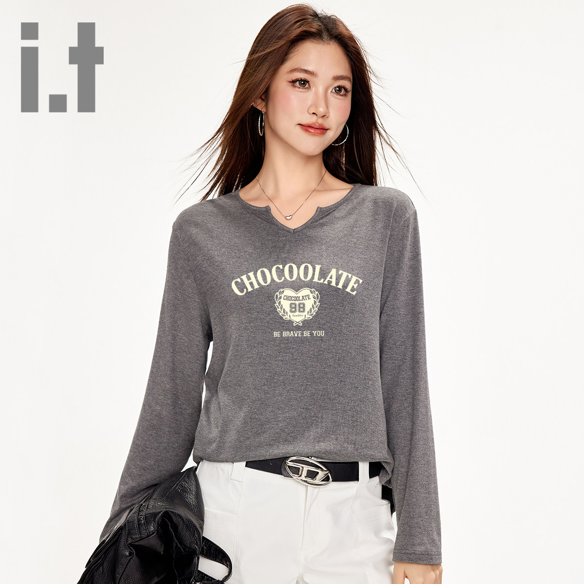 it:CHOCOOLATE打底衫女2025新款修身百搭字母印花V领长袖T恤女