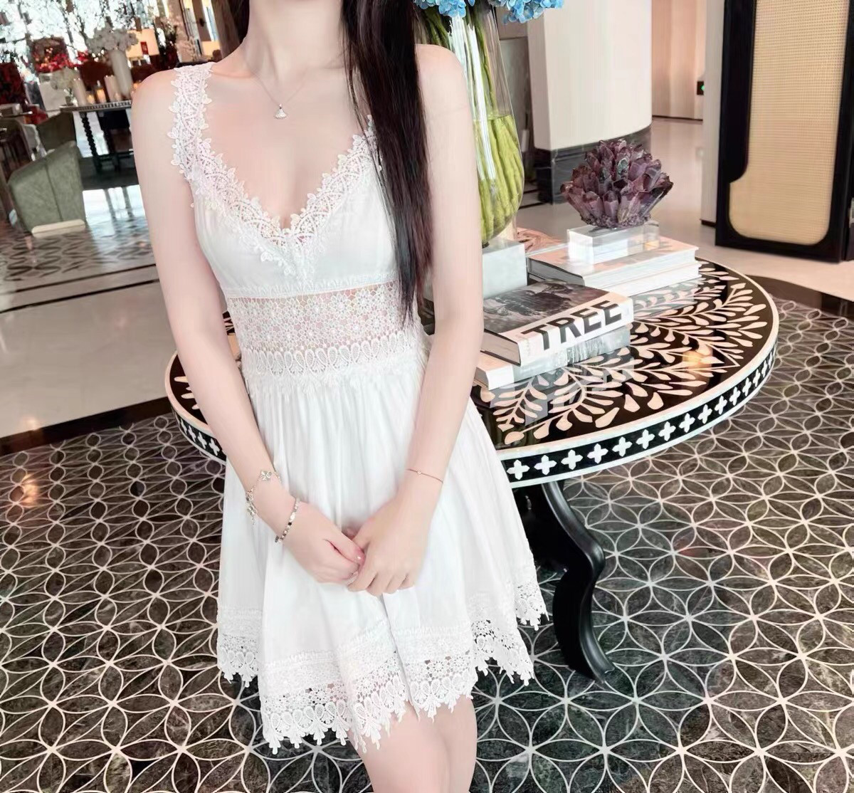 COOLLINE林子熙 多工艺蕾丝白色连衣裙夏季女无袖v领高腰a字短裙