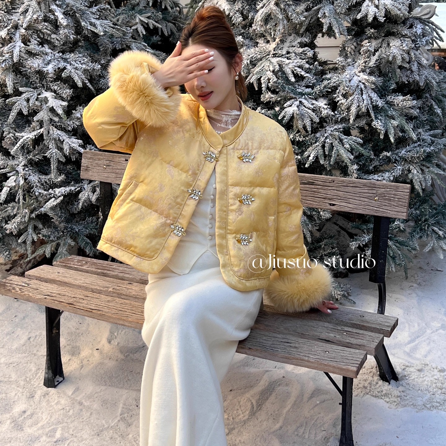 袖口狐狸毛复古立领提花羽绒服