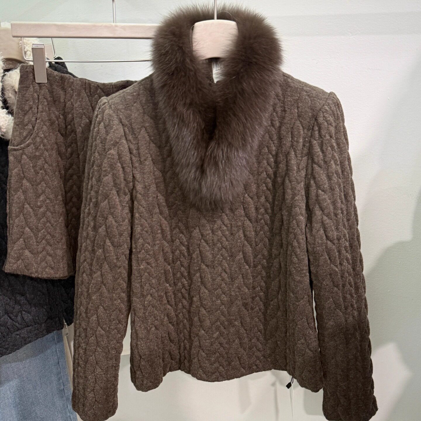 狐狸毛围脖麻花上衣+高腰A字短裤