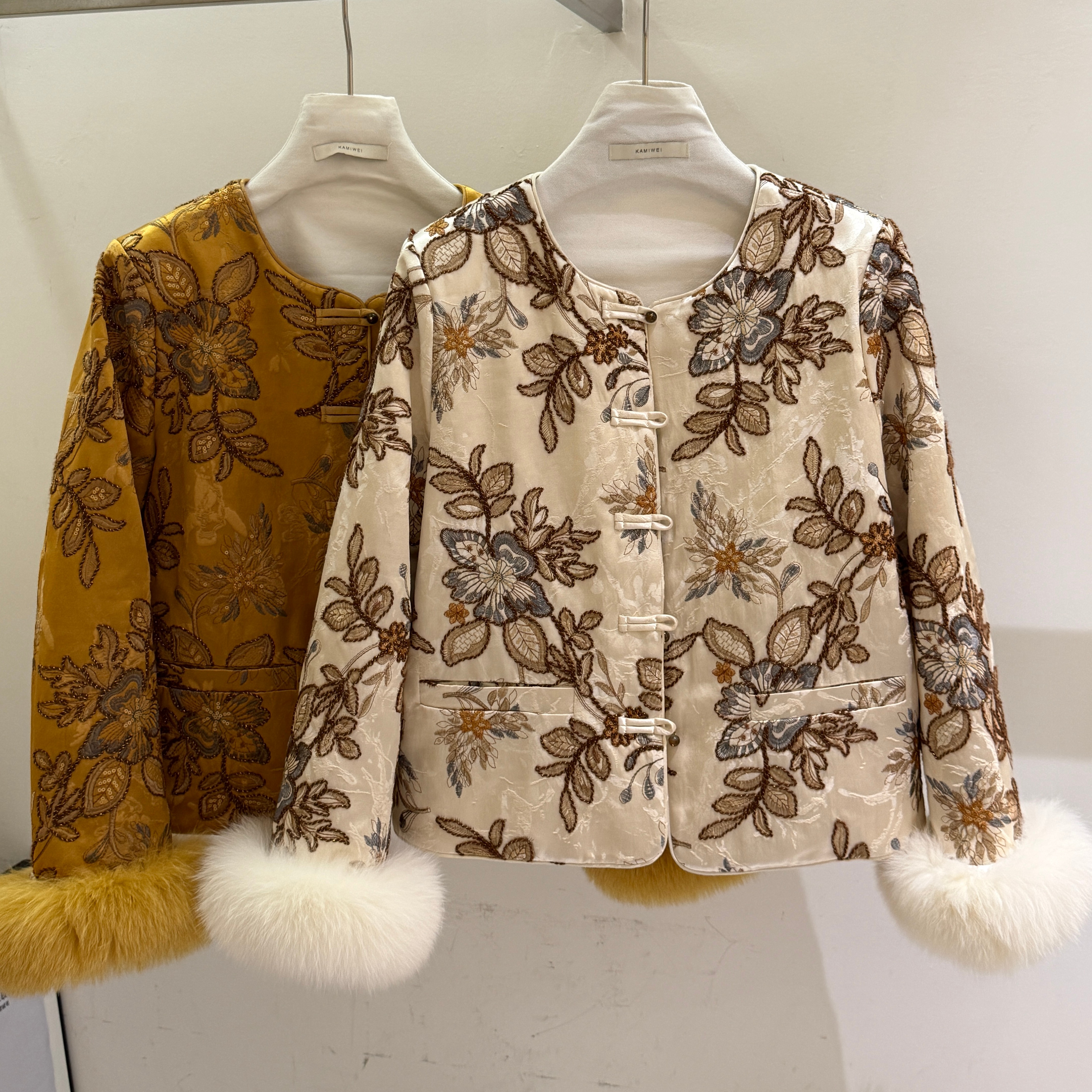 小个子圆领重工亮片刺绣羽绒服