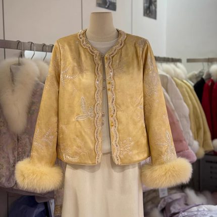 新中式门襟钉珠狐狸毛90白鸭绒羽绒服女2025冬季新款缎面刺绣外套