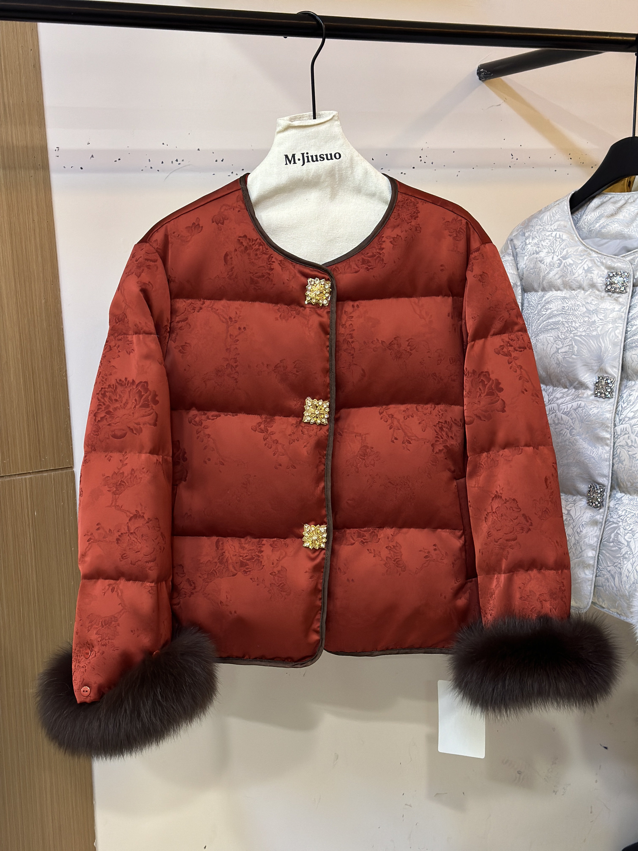 年货可拆卸袖口狐狸毛钻扣新中式羽绒服女韩版宽松圆领白鸭绒外套
