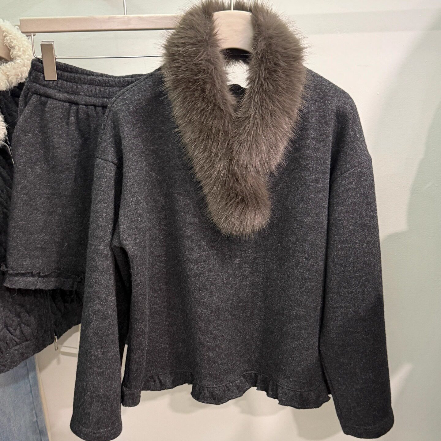 圆领木耳边上衣+松紧腰短裤套装