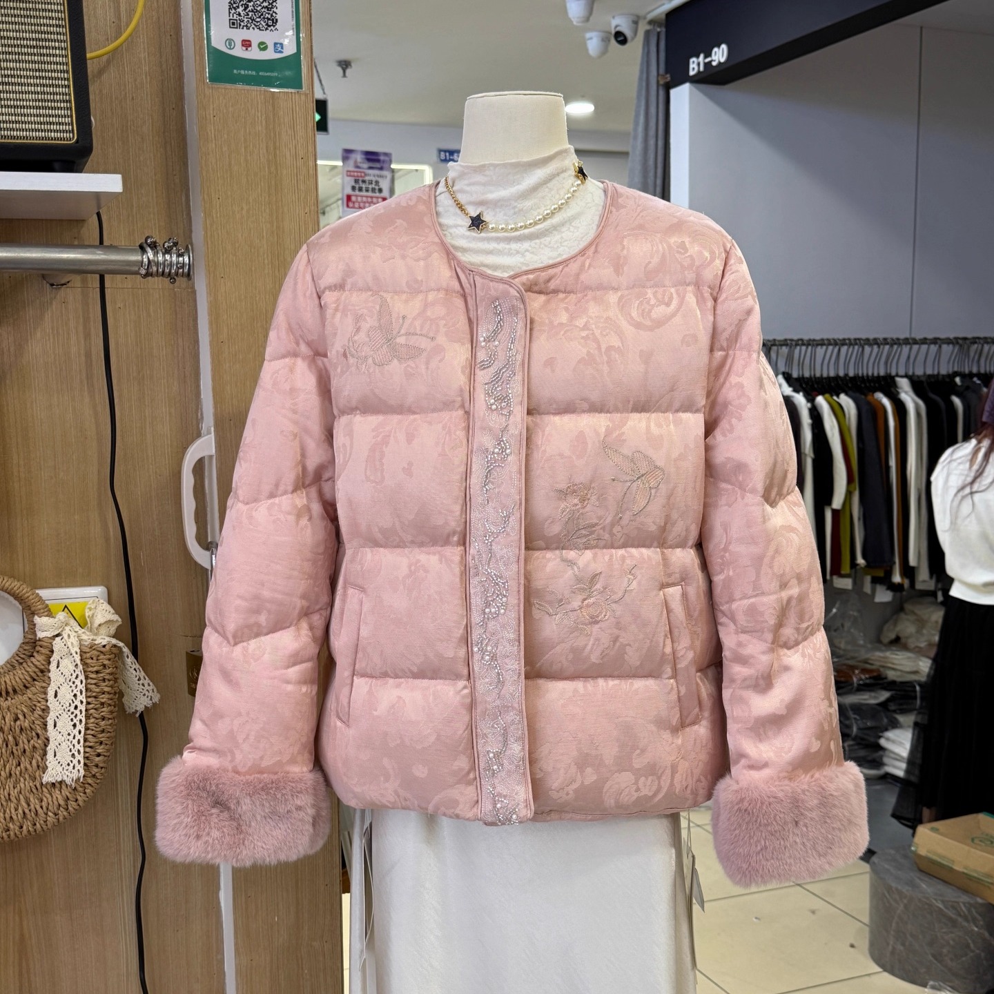 新中式国风门襟钉珠提花羽绒服