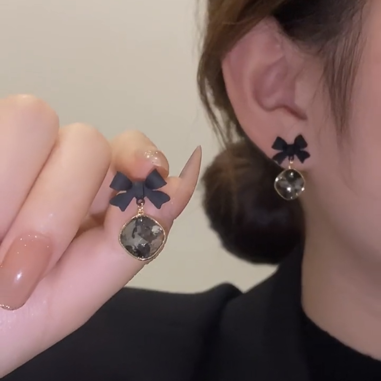 奥特莱斯品牌折扣店撤柜清仓捡漏黑色蝴蝶结耳环outlets女耳钉潮