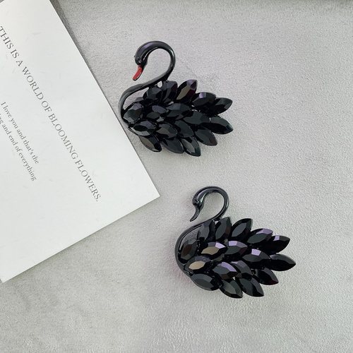 奥特莱斯品牌折扣店撤柜清仓捡漏优雅水晶天鹅胸针outlets女配饰