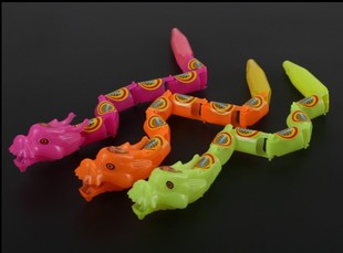 塑料玩具多节蛇 儿童玩具创意礼品新款 龙 八节蛇 可弯曲七彩蛇