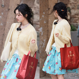 中餐厅沈月同款蓝色碎花半身裙度假风a字短裙+黄色针织开衫毛衣