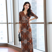 波西米亚显瘦遮肚棕色连衣裙弹力修身 复古法式 气质裹身裙夏新款