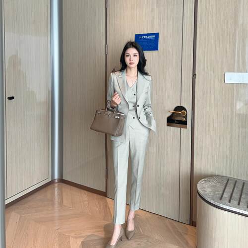 新款杏色三件套西装套装