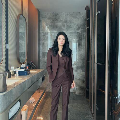 咖色三件套修身西装套装女