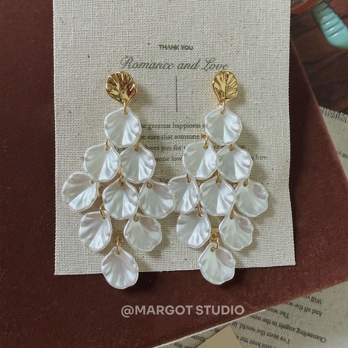 Margot手作时尚精美的白色花瓣耳环女秋冬小众高级感流苏树脂耳饰
