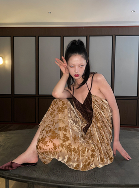 TMSstudio丝绒花棋盘格露背花苞裙可调节肩带度假聚会V领长连衣裙