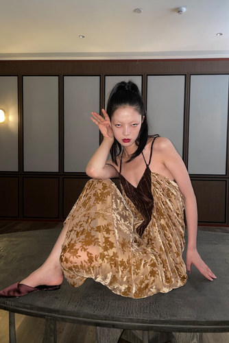 丝绒造型露背超长吊带连衣裙