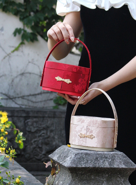 【花间蝶】新中式手提喜糖盒高级绸缎面料免折叠订婚结婚伴手礼