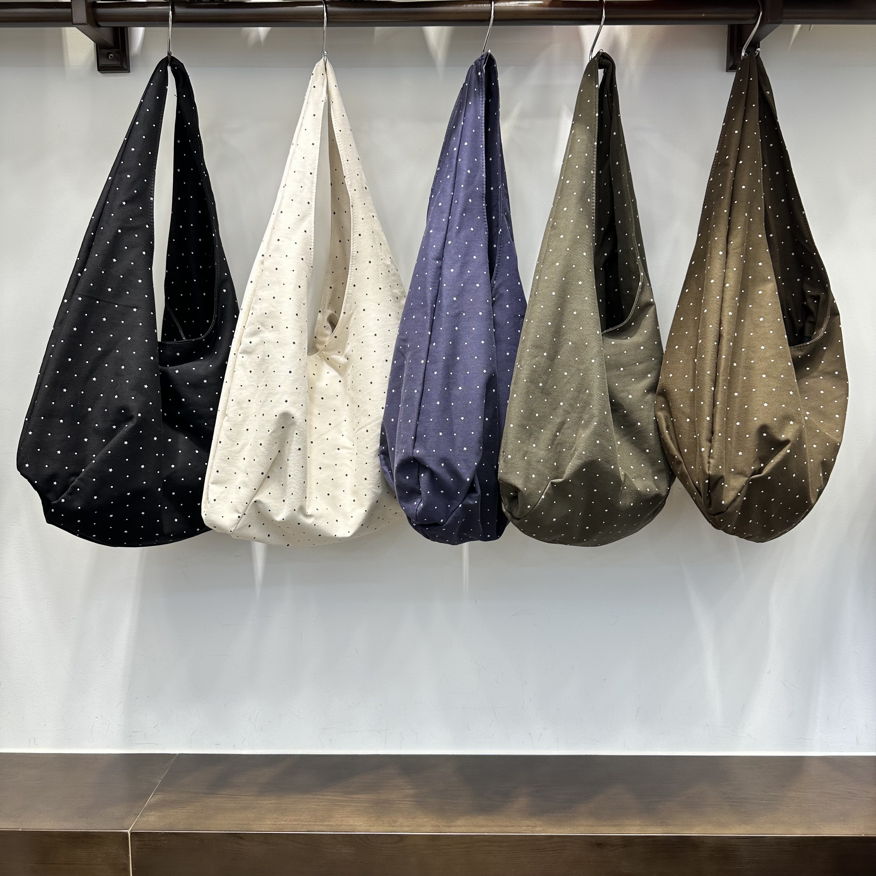 欧比 韩国ins风简约帆布包质感流行波点设计褶皱休闲单肩腋下包包