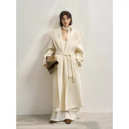 冬季新款羊驼毛斜纹肌理感牛角扣连帽长毛呢外套C4360