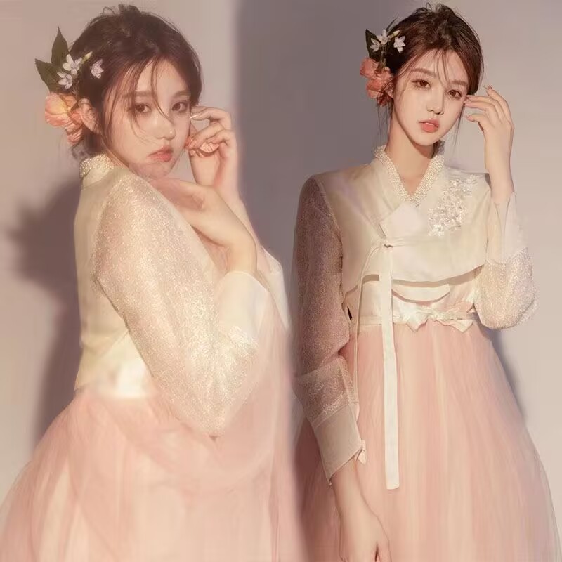 粉色长袖轻婚纱礼服年后主题