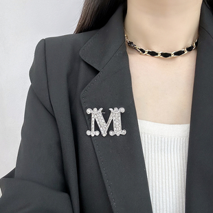 新款镶钻M字母胸针高级感轻奢满钻别针小众毛衣外套百搭通勤配饰
