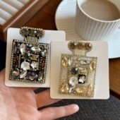 秋冬小香气质风轻奢香水瓶造型胸针女精致镶钻高级感别针奢华配饰