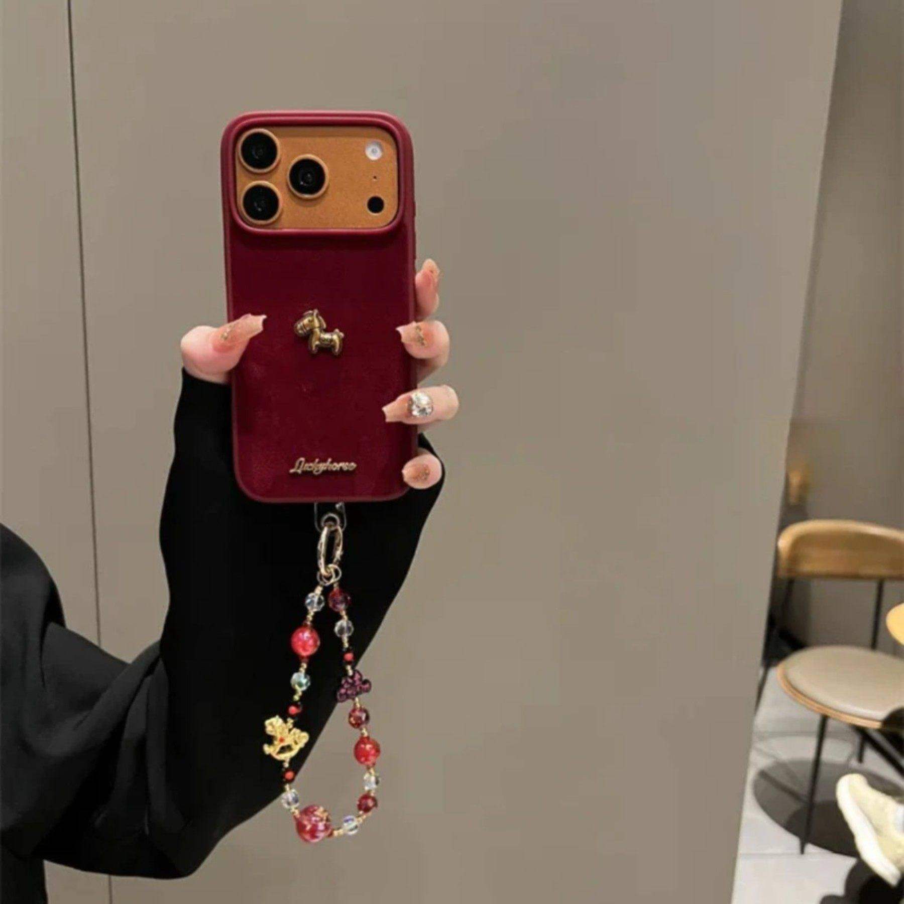 新年款酒红色小马适用苹果17promax手机保护壳新款16pro女iphone15带毛绒挂绳14pro马年13简约超好看防摔,3C数码配件,手机保护套/壳,淘宝优惠券,粉丝福利购,淘宝优惠卷