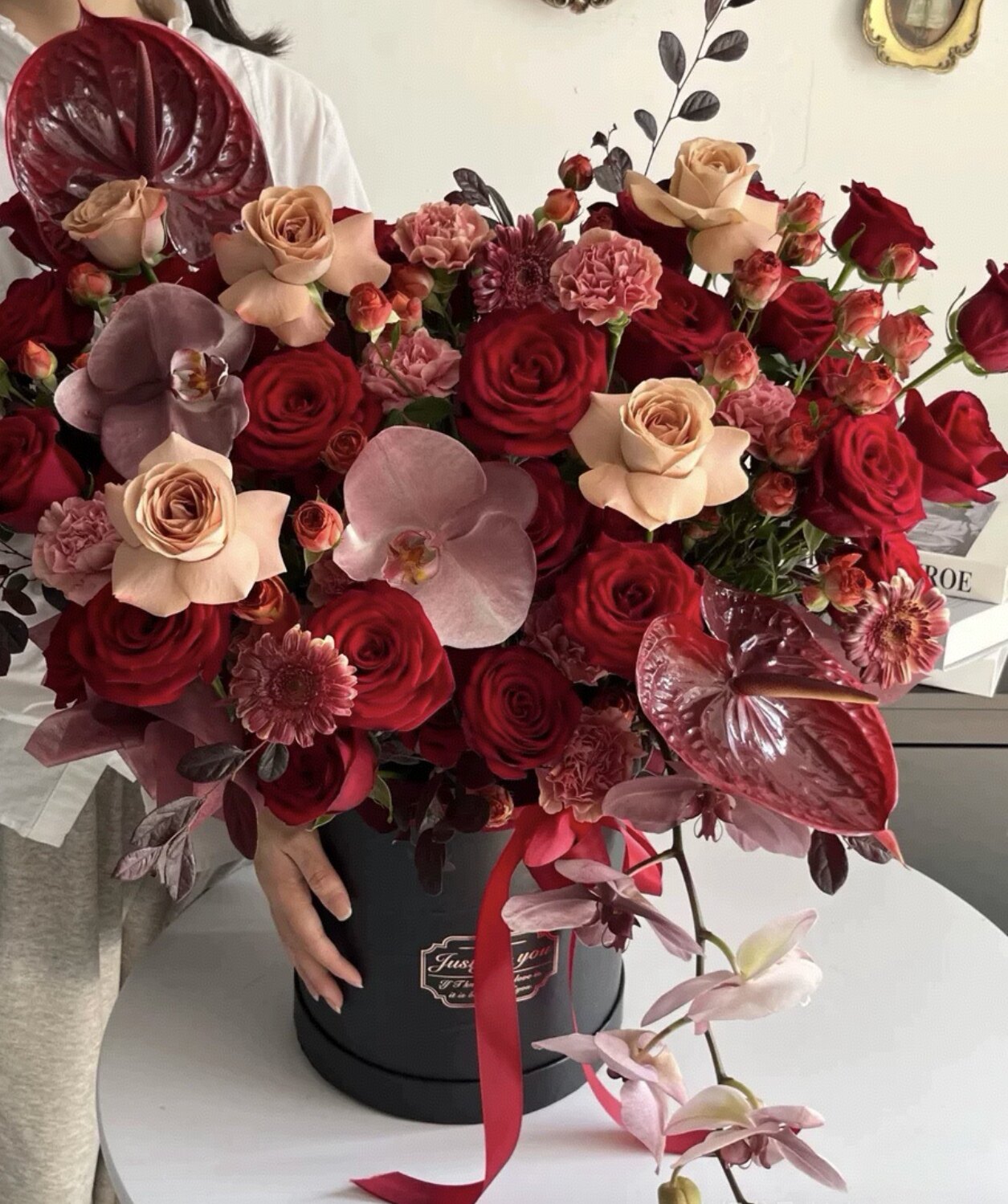 西安花店订婚乔迁祝寿过年喜庆中国红抱抱桶鲜花生日长辈鲜花花礼
