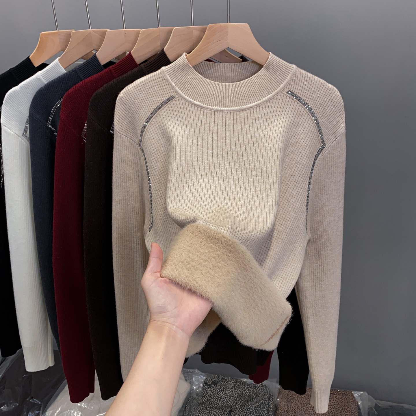 烫钻一体绒半高领毛衣女加绒上衣