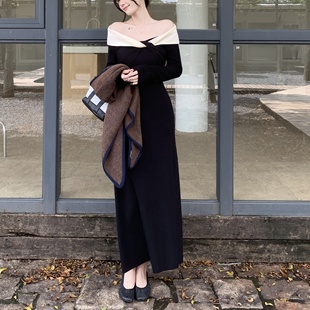 2025年秋冬新款 拼色斜领一字肩露肩收腰显瘦打底针织连衣裙长裙女