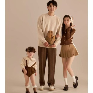 咖色简约纪实风美拉德亲子毛衣亲子装一家三口影楼摄影主题服装