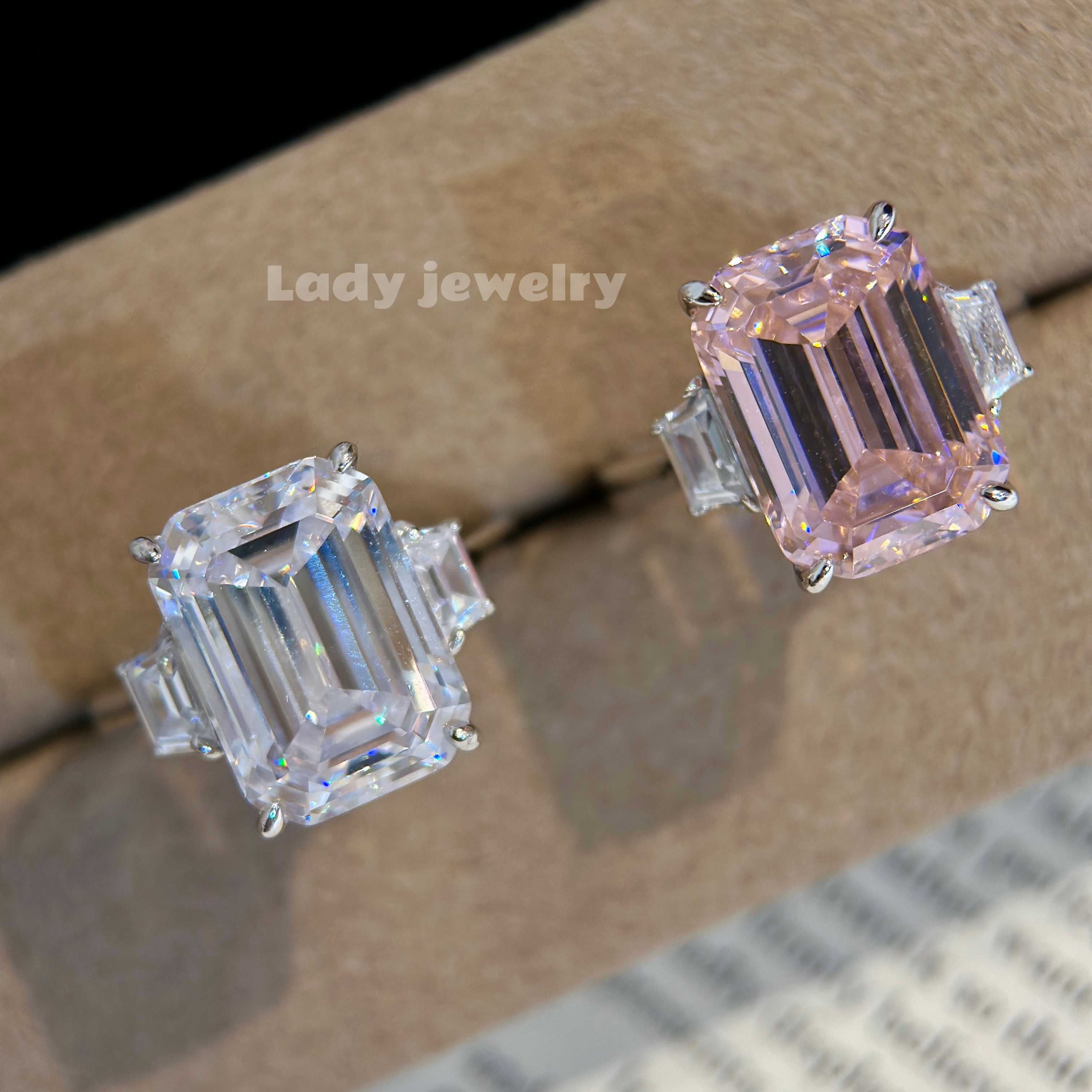 蕾迪「卢洛玫瑰」璀璨方钻戒指